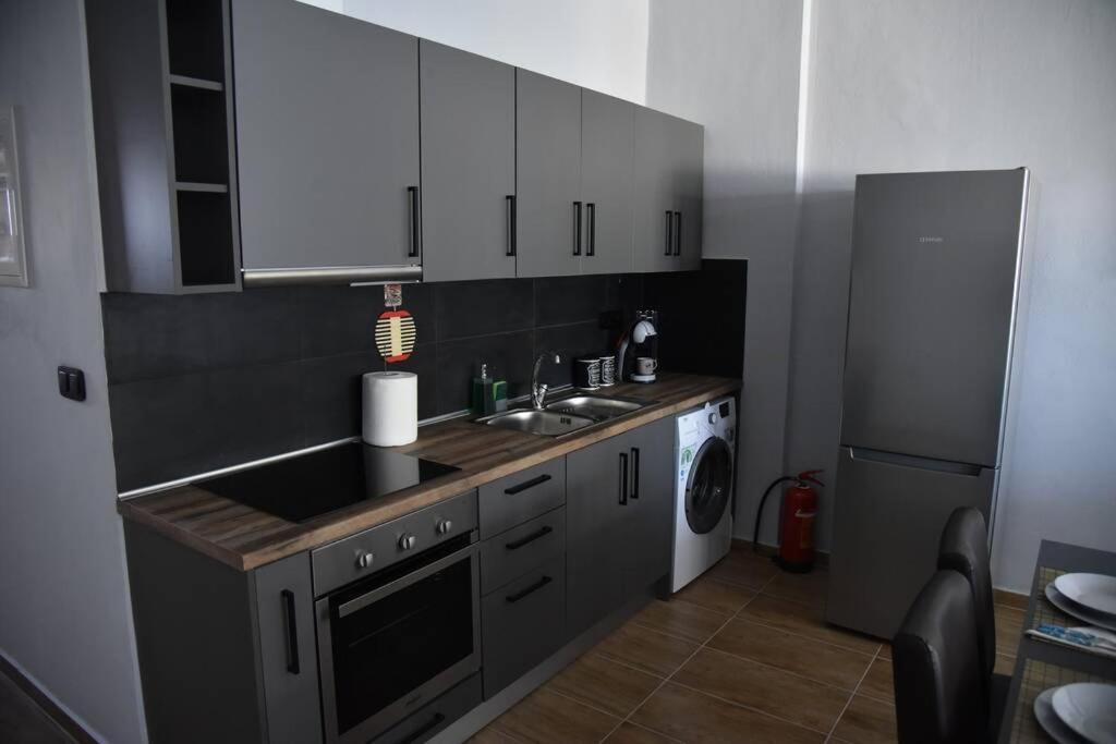 Family Apartments 4 Lechaio Bagian luar foto