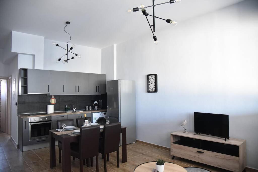 Family Apartments 4 Lechaio Bagian luar foto